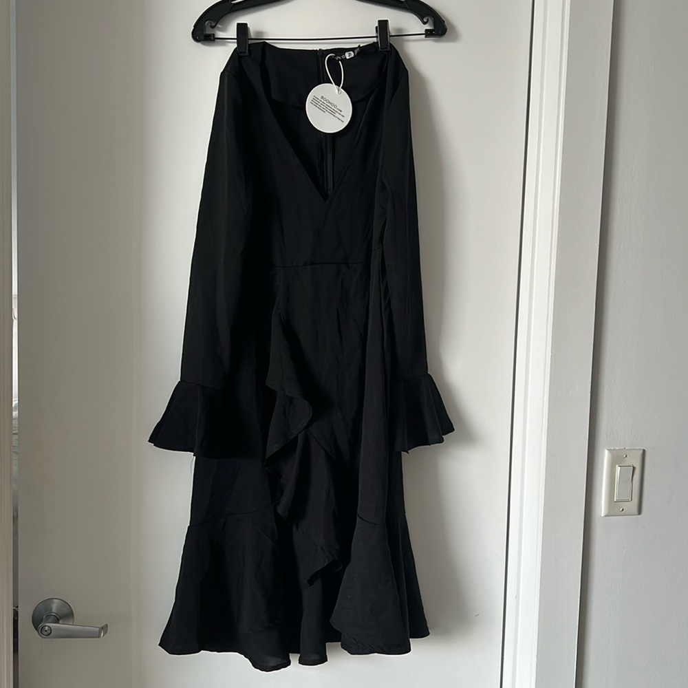 Black, boo-hoo midi dress with tags